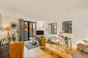 The City Suite- Aesthetic Cosy Getaway in Leicester City Centre l Samsung SMART TV with Free Netflix l Free Popeyes T&C l High-Speed Wi-Fi l Short-Term & Long-Term Stays By Adana Nights
